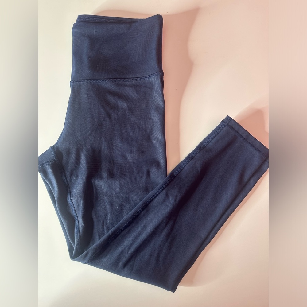 Women’s korsa navy floral leggings in size small